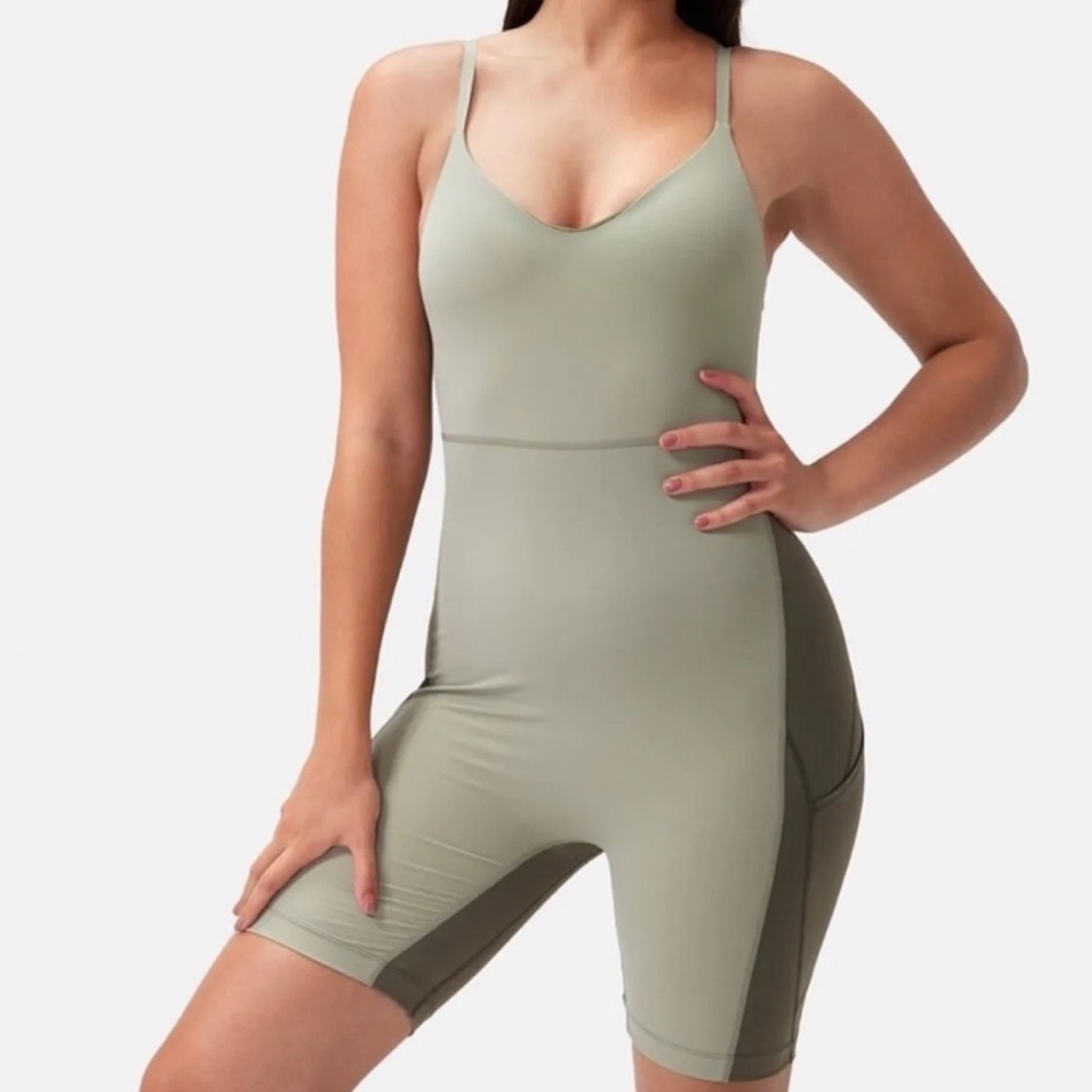 Outdoor Voices Zoom 8” Bodysuit in Sandstone/ Tea Tree, size XS‎ yoga running